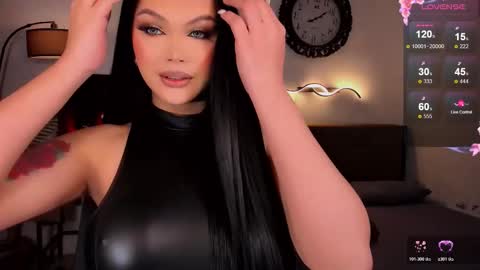 Snapshot of divinequeen chatting on November 17, 12:44 pm online show from November 17, 12:44 pm