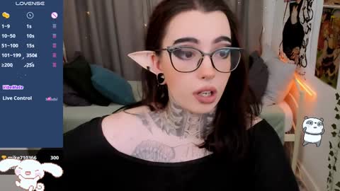 Snapshot of dixipixi_ chatting on January 4, 8:39 am dixipixi_ online show from January 4, 8:39 am