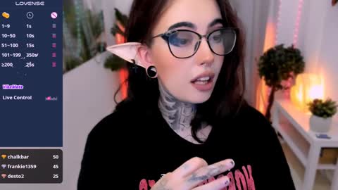 Snapshot of dixipixi_ chatting on January 9, 1:35 pm dixipixi_ online show from January 9, 1:35 pm