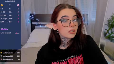 Snapshot of dixipixi_ chatting on January 11, 8:43 am dixipixi_ online show from January 11, 8:43 am