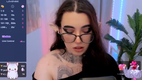 Snapshot of dixipixi_ chatting on January 19, 11:45 am dixipixi_ online show from January 19, 11:45 am