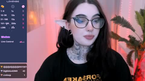 Snapshot of dixipixi_ chatting on January 23, 1:24 pm dixipixi_ online show from January 23, 1:24 pm