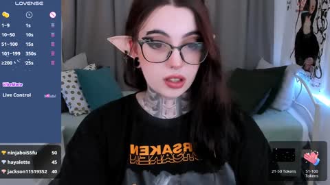 Snapshot of dixipixi_ chatting on February 1, 8:50 am dixipixi_ online show from February 1, 8:50 am