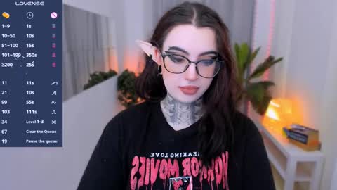 Snapshot of dixipixi_ chatting on February 23, 5:45 am dixipixi_ online show from February 23, 5:45 am