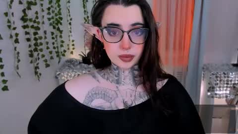 Snapshot of dixipixi_ chatting on December 19, 5:36 am dixipixi_ online show from December 19, 5:36 am