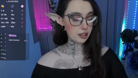 dixipixi_ online show from January 9, 6:05 am