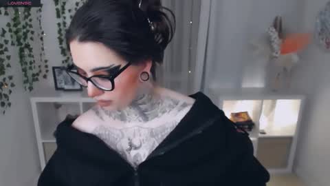 dixipixi_ online show from February 8, 5:44 am