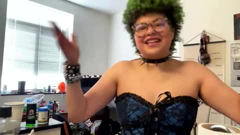 Snapshot of dizzinsweatyy chatting on February 23, 8:00 pm dizzinsweatyy online show from February 23, 8:00 pm