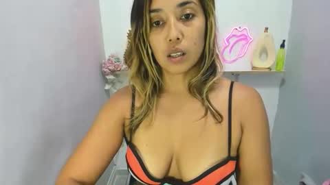 dona_tella online show from April 19, 6:10 pm