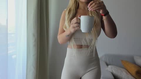 Donatella online show from December 5, 3:06 pm