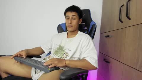 Snapshot of dorman_boy chatting on November 12, 3:51 am dorman_boy online show from November 12, 3:51 am