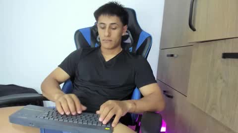 Snapshot of dorman_boy chatting on November 25, 2:44 am dorman_boy online show from November 25, 2:44 am