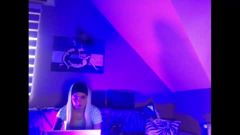 Snapshot of dreamcatcherfantasy chatting on January 28, 10:45 am A girl online show from January 28, 10:45 am