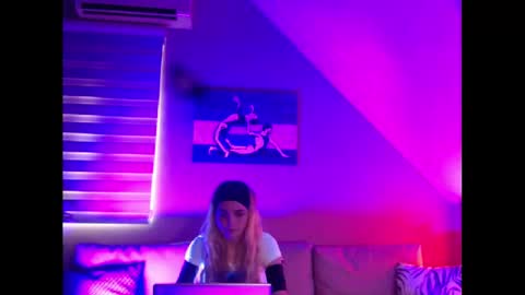 Snapshot of dreamcatcherfantasy chatting on February 26, 7:53 am A girl online show from February 26, 7:53 am