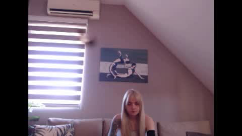 Snapshot of dreamcatcherfantasy chatting on March 10, 7:53 am A girl online show from March 10, 7:53 am