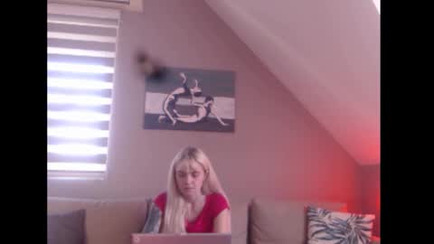 Snapshot of dreamcatcherfantasy chatting on September 12, 7:19 am A girl online show from September 12, 7:19 am