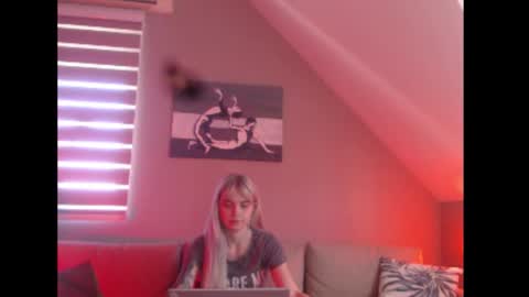 Snapshot of dreamcatcherfantasy chatting on September 22, 7:10 am A girl online show from September 22, 7:10 am