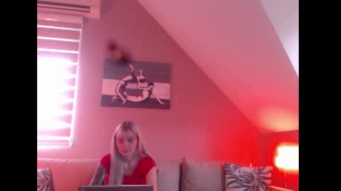 Snapshot of dreamcatcherfantasy chatting on September 30, 7:24 am A girl online show from September 30, 7:24 am