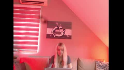 Snapshot of dreamcatcherfantasy chatting on October 10, 7:29 am A girl online show from October 10, 7:29 am