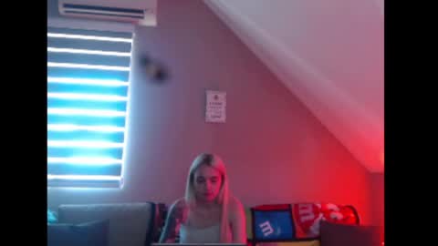 A girl online show from May 29, 7:28 am