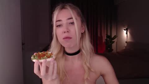 Snapshot of dreamcutiel123 chatting on December 24, 8:11 am Liza online show from December 24, 8:11 am