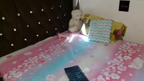 Snapshot of dreameyez chatting on February 6, 11:24 am Dreameyes online show from February 6, 11:24 am