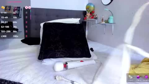 Dulce Maria online show from October 18, 10:32 pm