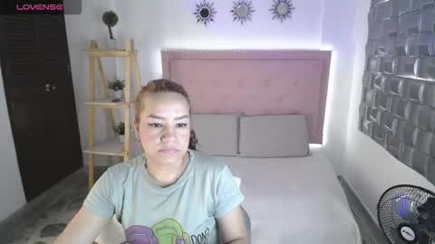 dulce__lovee online show from November 13, 12:15 pm