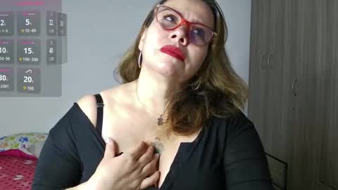 Snapshot of dulce_anahi_ chatting on November 26, 2:23 am Im Dulce online show from November 26, 2:23 am