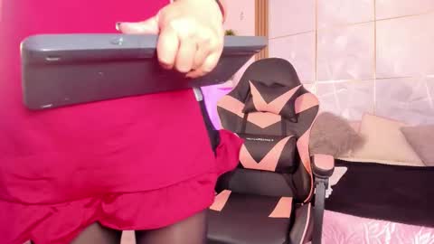 Snapshot of dulce_ferrer1 chatting on November 10, 2:27 pm online show from November 10, 2:27 pm