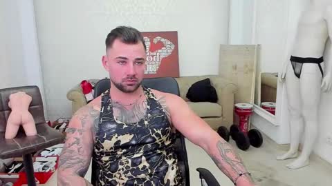 Snapshot of duncanstones chatting on January 11, 11:23 am DuncanStone online show from January 11, 11:23 am