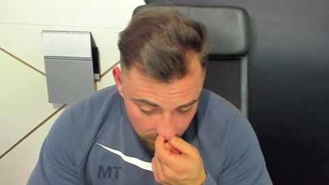 Snapshot of duncanstones chatting on February 9, 11:36 am DuncanStone online show from February 9, 11:36 am