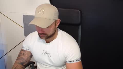 Snapshot of duncanstones chatting on September 24, 5:33 am DuncanStone online show from September 24, 5:33 am