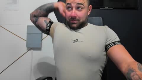 Snapshot of duncanstones chatting on December 1, 5:45 am DuncanStone online show from December 1, 5:45 am