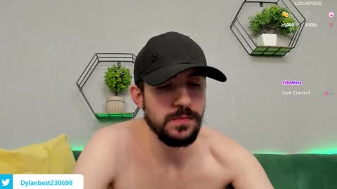 Snapshot of dylan_starxx chatting on November 18, 12:16 am Dylan online show from November 18, 12:16 am