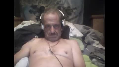 Snapshot of easye4015 chatting on October 17, 10:51 am Easye online show from October 17, 10:51 am