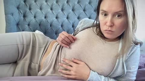 Nadia Ferreira  online show from December 3, 10:24 am