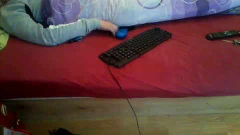 Snapshot of eblata chatting on December 24, 8:55 am shy yoong cross online show from December 24, 8:55 am