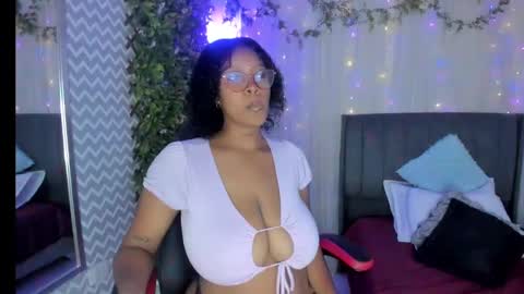 Snapshot of ebony_colombian chatting on December 11, 12:44 am Andrea online show from December 11, 12:44 am