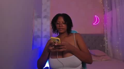 Snapshot of ebony_colombian chatting on January 17, 11:40 pm Andrea online show from January 17, 11:40 pm