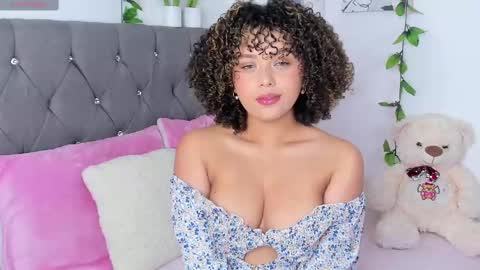 Snapshot of ebony_curly2 chatting on February 16, 10:43 pm isa online show from February 16, 10:43 pm