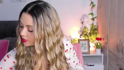 Snapshot of ebony_curly2 chatting on October 16, 2:34 am isa online show from October 16, 2:34 am