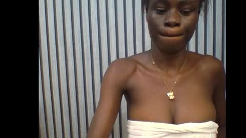 Snapshot of ebonypetiti chatting on October 12, 1:59 am queen online show from October 12, 1:59 am