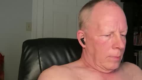 Snapshot of eddygl1968 chatting on December 15, 3:33 am Eddy online show from December 15, 3:33 am