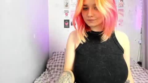 Snapshot of edna_dana chatting on December 13, 5:43 pm Edna online show from December 13, 5:43 pm