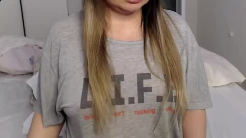 Snapshot of eelena4kiss chatting on February 20, 3:19 pm eelena4kiss online show from February 20, 3:19 pm