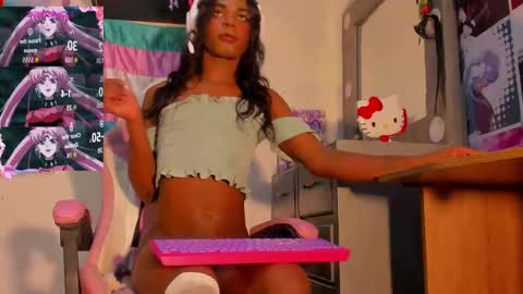 Snapshot of effy_marinn chatting on October 1, 9:26 am effy_marinn online show from October 1, 9:26 am