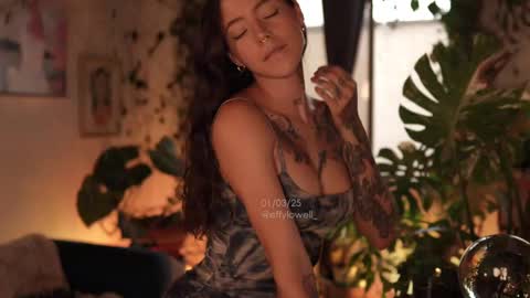 Snapshot of effylowell_ chatting on March 1, 10:42 pm Effy online show from March 1, 10:42 pm