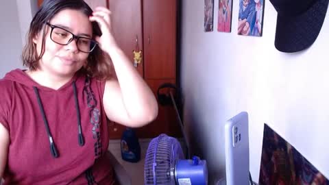 eimy_saenzz online show from April 4, 4:48 pm