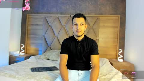 YG COUPLE online show from November 30, 8:35 pm